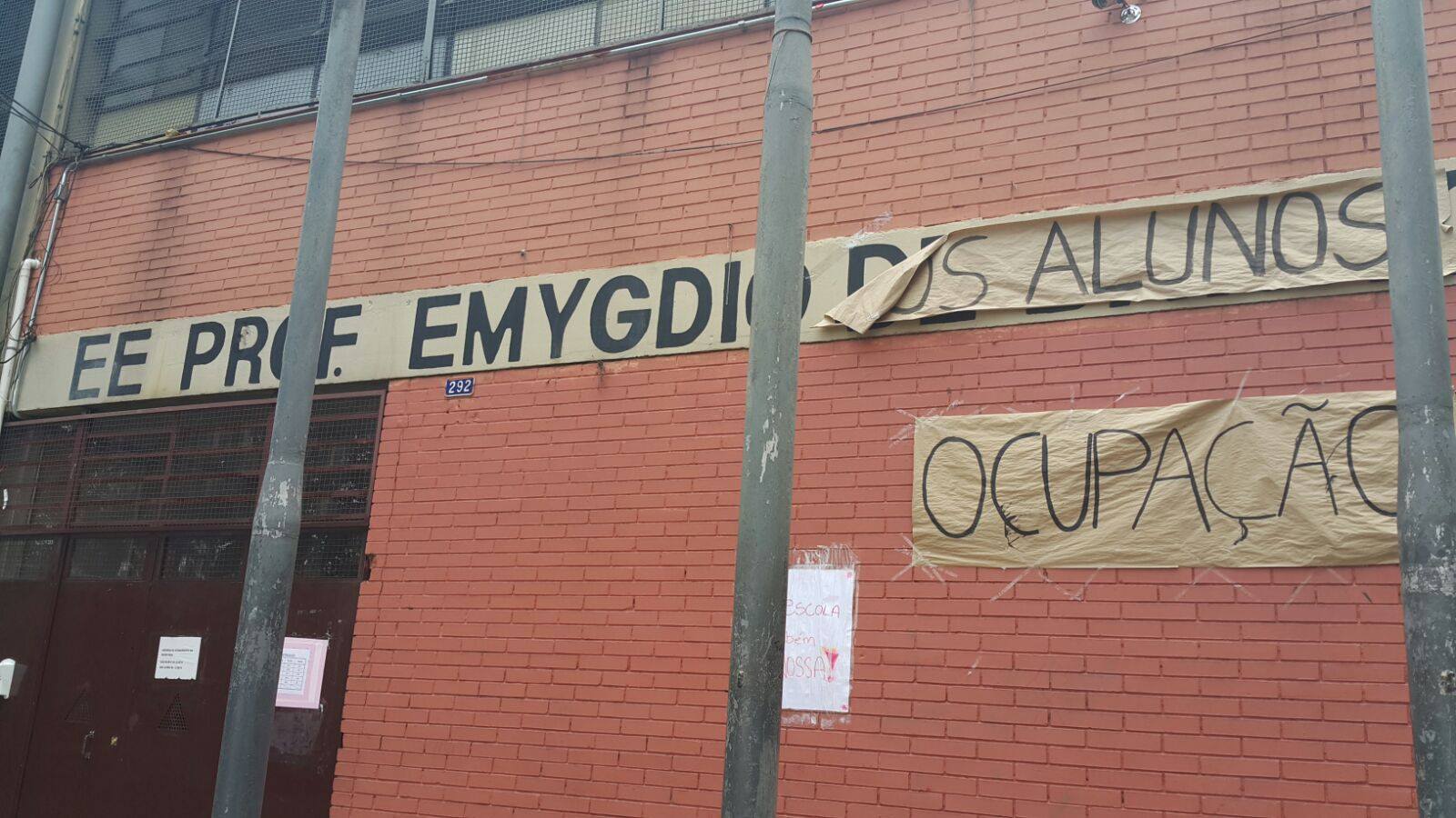 Alunos do colégio Emygdio, em São Paulo, "trocam" nome da escola durante ocupação