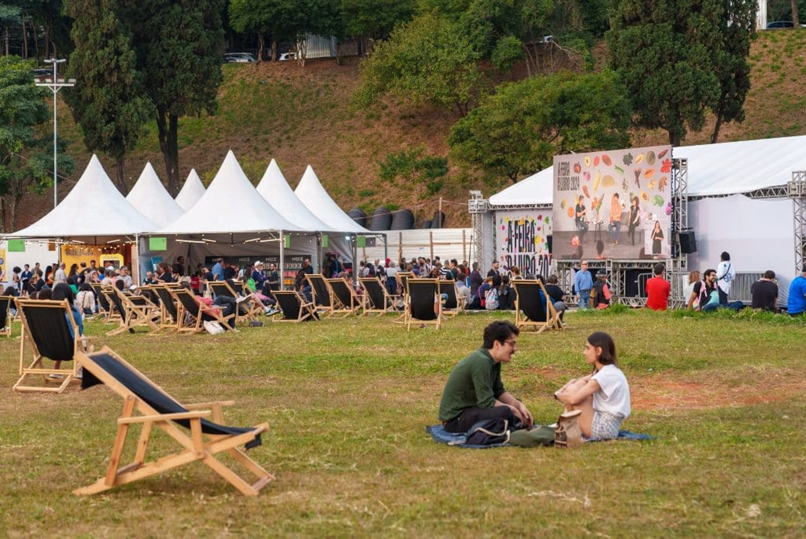 Feira do Livro 2025 ocupa a pra�a Charles Miller