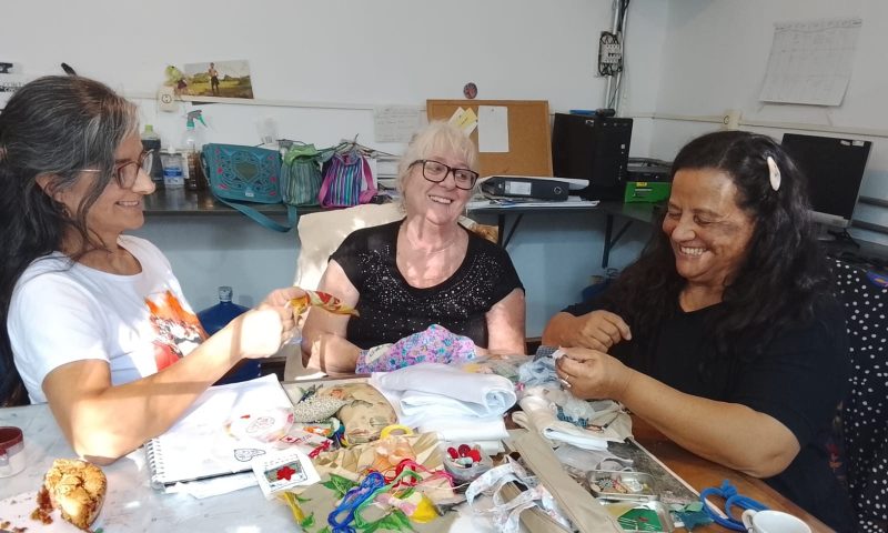 Pontos de Memórias promove encontro de bordadeiras na Feira dos Amarais